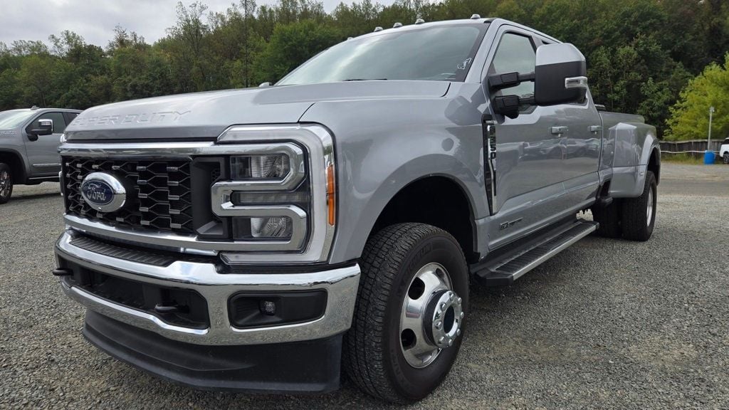 2023 Ford F-350 Lariat photo 3