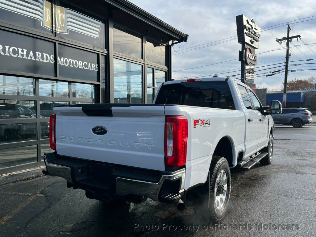 2023 Ford F-350 XLT photo 3