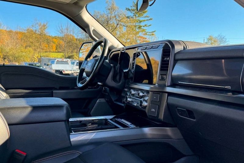 2023 Ford Super Duty F-450 DRW LARIAT 4WD Crew Cab 8' Box - 22937980 - 10