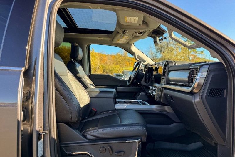 2023 Ford Super Duty F-450 DRW LARIAT 4WD Crew Cab 8' Box - 22937980 - 18