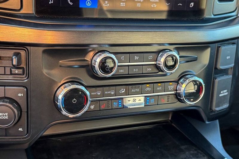 2023 Ford Super Duty F-450 DRW LARIAT 4WD Crew Cab 8' Box - 22937980 - 23