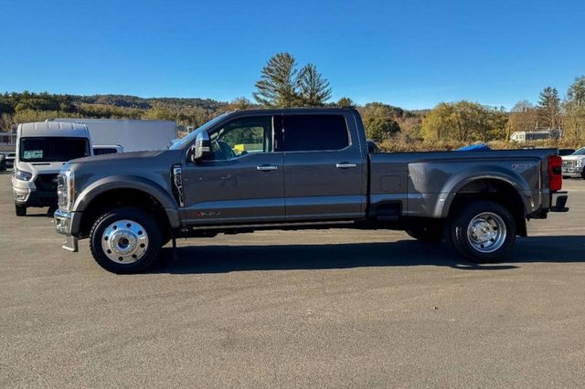 2023 Ford Super Duty F-450 DRW LARIAT 4WD Crew Cab 8' Box - 22937980 - 3