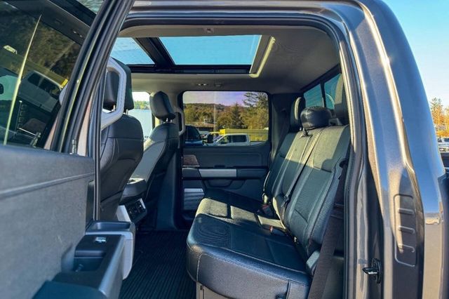 2023 Ford Super Duty F-450 DRW LARIAT 4WD Crew Cab 8' Box - 22937980 - 8