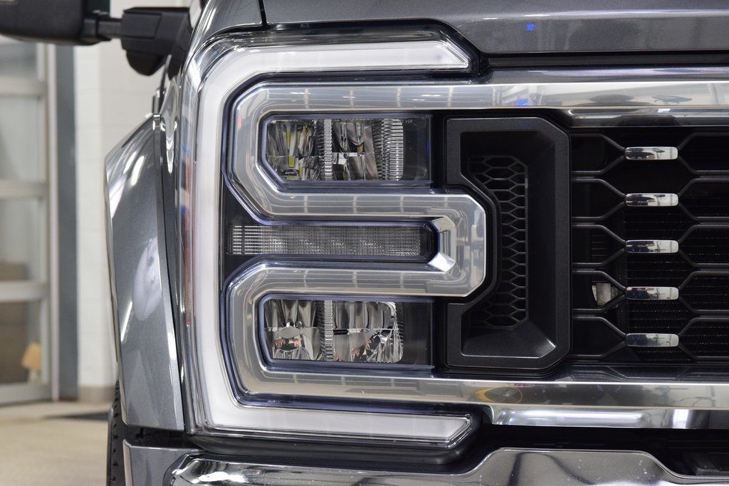 2023 Ford Super Duty F-450 DRW LARIAT 4WD Crew Cab 8' Box - 22953213 - 11