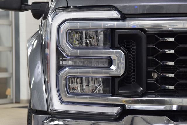 2023 Ford Super Duty F-450 DRW LARIAT 4WD Crew Cab 8' Box - 22953213 - 11