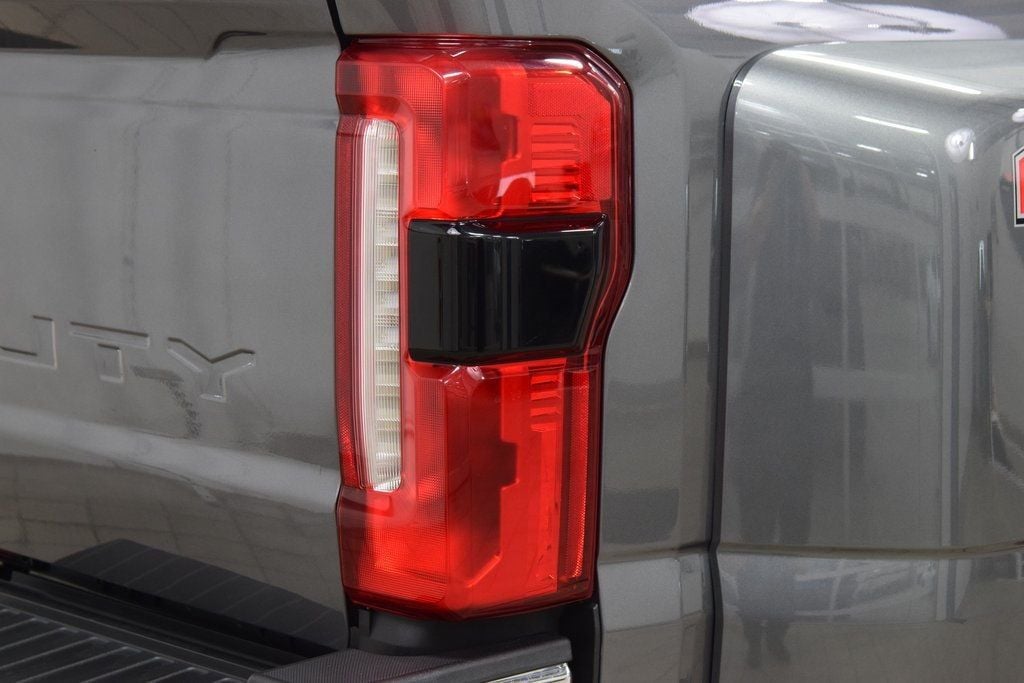 2023 Ford Super Duty F-450 DRW LARIAT 4WD Crew Cab 8' Box - 22953213 - 20