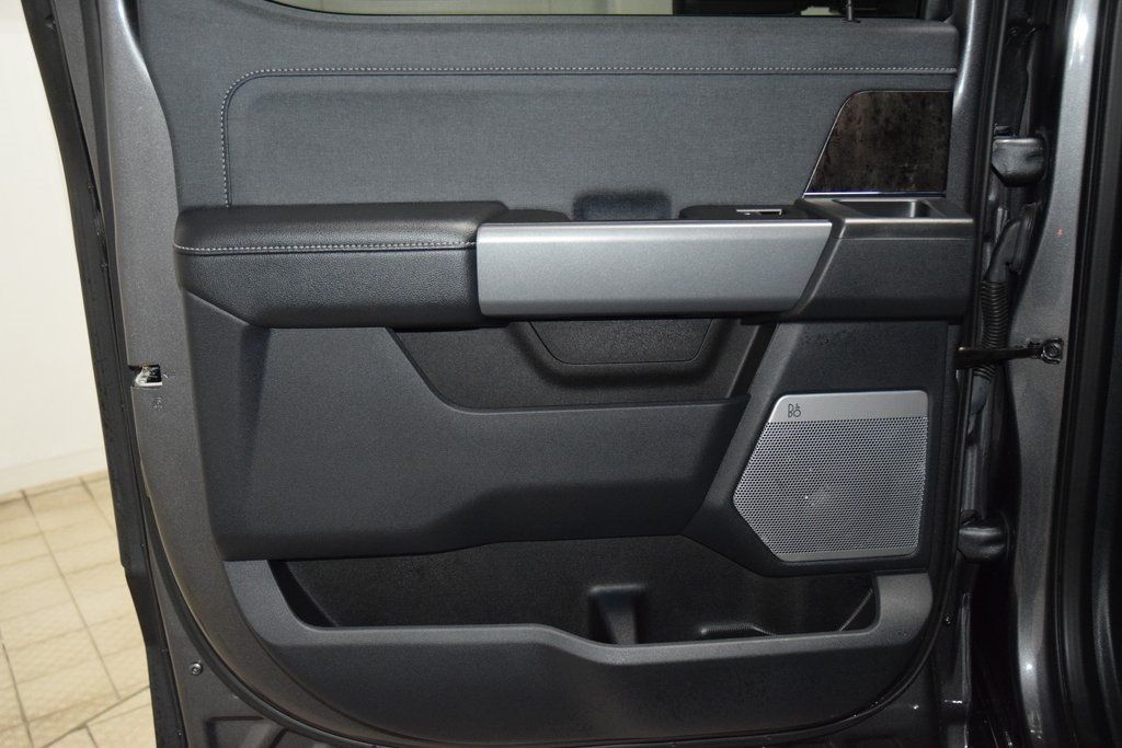 2023 Ford Super Duty F-450 DRW LARIAT 4WD Crew Cab 8' Box - 22953213 - 47