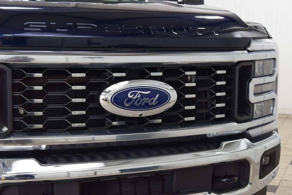 2023 Ford Super Duty F-450 DRW LARIAT 4WD Crew Cab 8' Box - 22999852 - 10