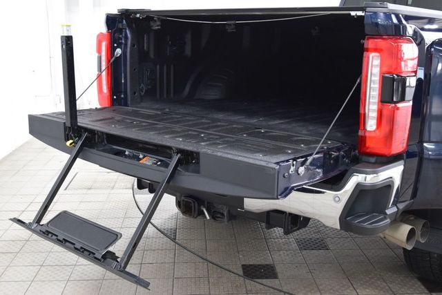 2023 Ford Super Duty F-450 DRW LARIAT 4WD Crew Cab 8' Box - 22999852 - 25