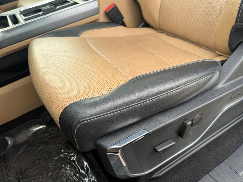 2023 Ford Super Duty F-450 DRW LARIAT 4WD Crew Cab 8' Box - 22999852 - 7