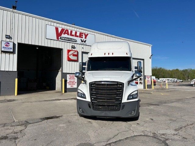 2023 Freightliner PT126SLP 2023 FREIGHTLINER CASCADIA SLEEPER - 23023499 - 1