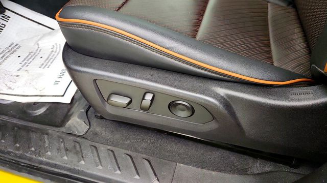 2023 GMC Canyon 4WD Crew Cab AT4 - 22990330 - 10