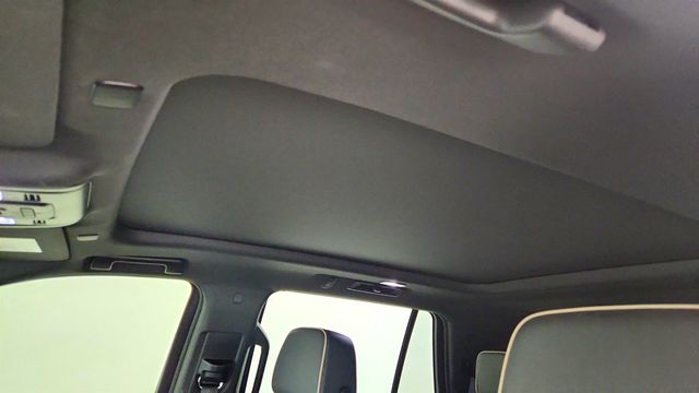 2023 GMC Yukon 4WD 4dr SLT w/ Premium Package, 22'' Wheels & 5.3L V8 - 22999477 - 9