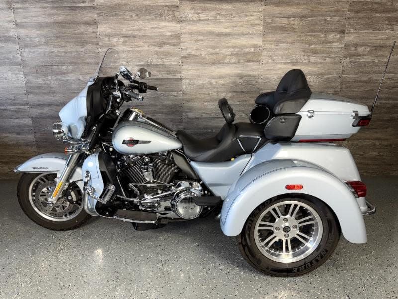 2023 Harley-Davidson FLHTCUTG Triglide Ultra Classic One Owner! - 22928274 - 11