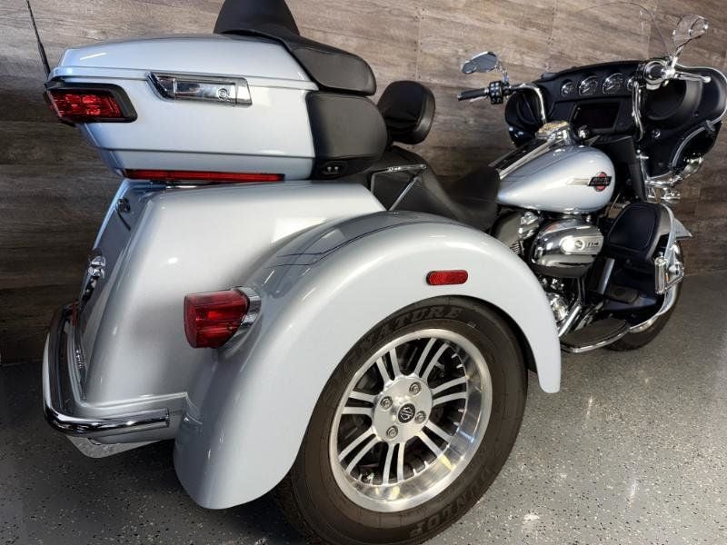 2023 Harley-Davidson FLHTCUTG Triglide Ultra Classic One Owner! - 22928274 - 2