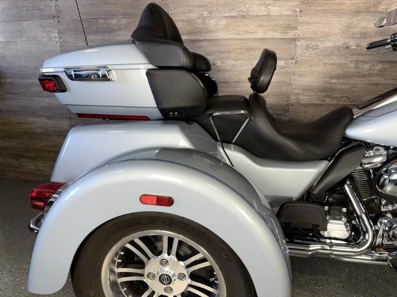 2023 Harley-Davidson FLHTCUTG Triglide Ultra Classic One Owner! - 22928274 - 8