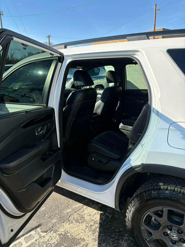 2023 Honda Pilot LocalTrade/Trailsport/AWD/HeatedSeats/2ndRowCaptainChairs/NAV - 22958454 - 28
