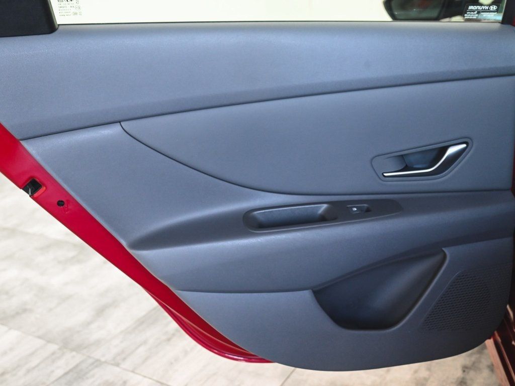 2023 Hyundai Elantra SEL photo 9