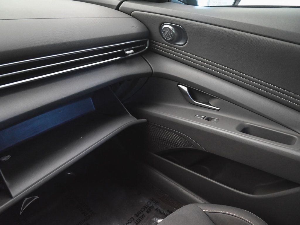 2023 Hyundai Elantra SEL photo 13