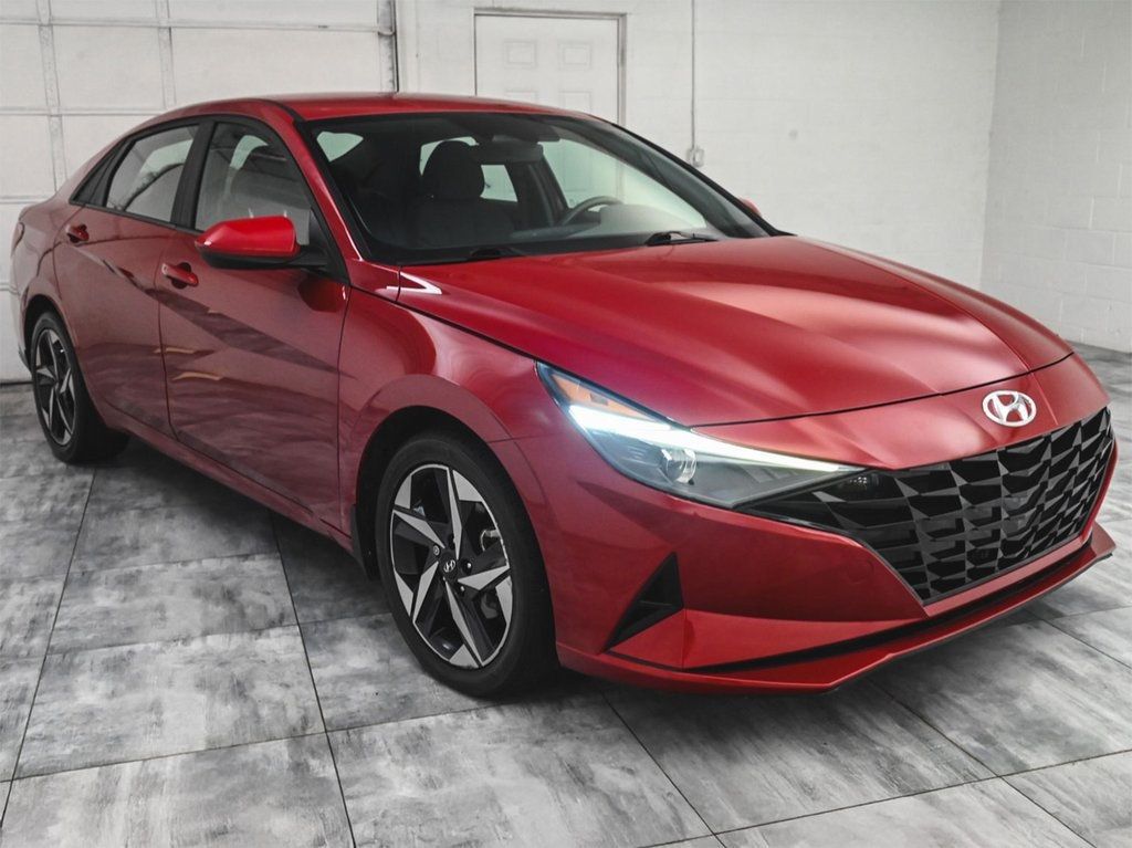 2023 Hyundai Elantra SEL photo 3