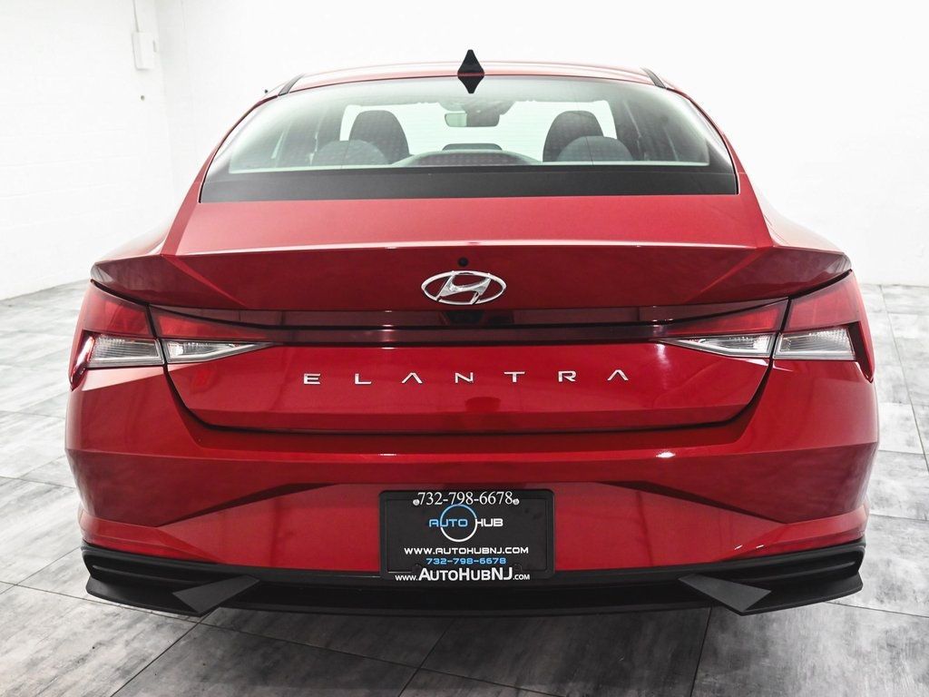 2023 Hyundai Elantra SEL photo 5