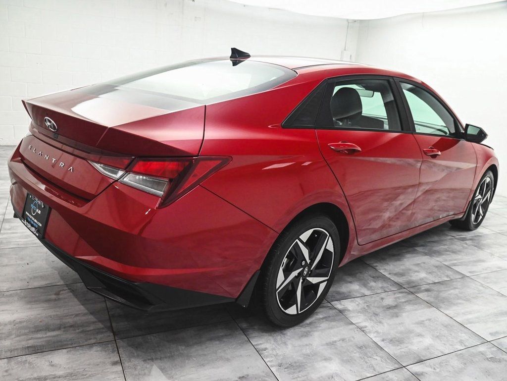 2023 Hyundai Elantra SEL photo 6