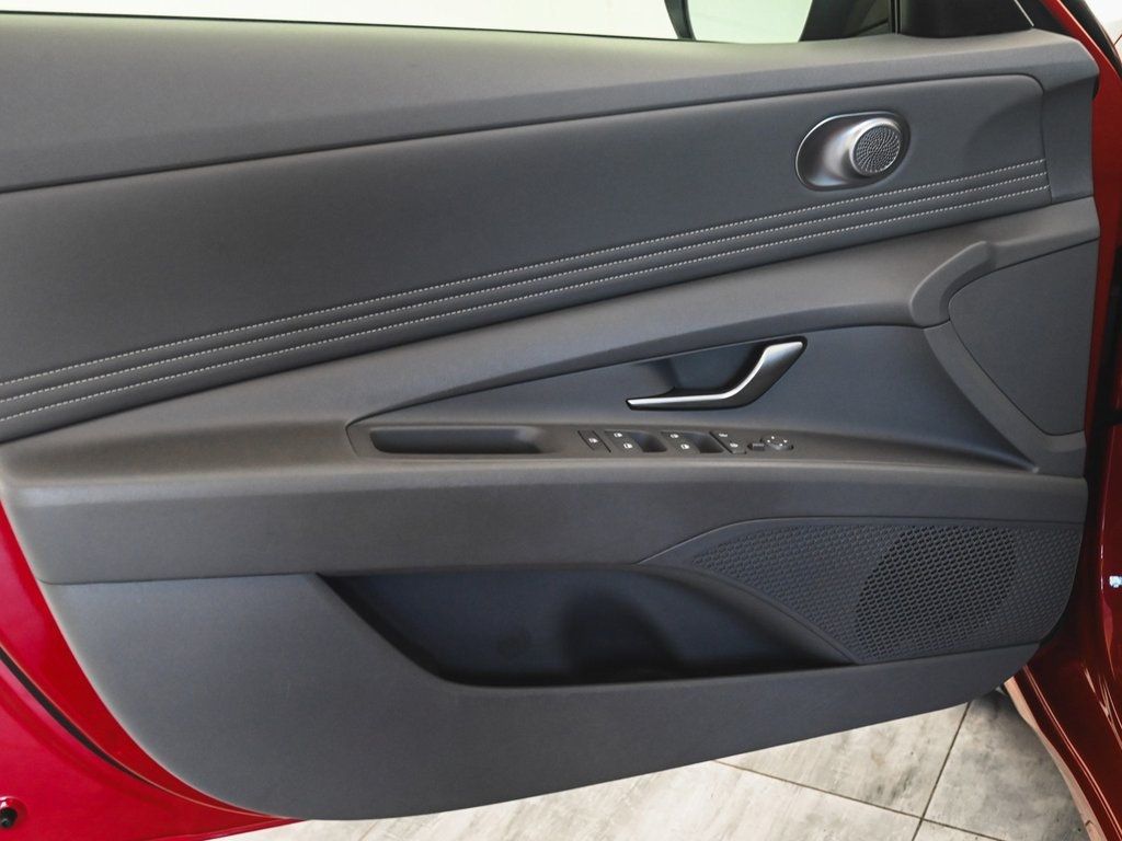 2023 Hyundai Elantra SEL photo 8
