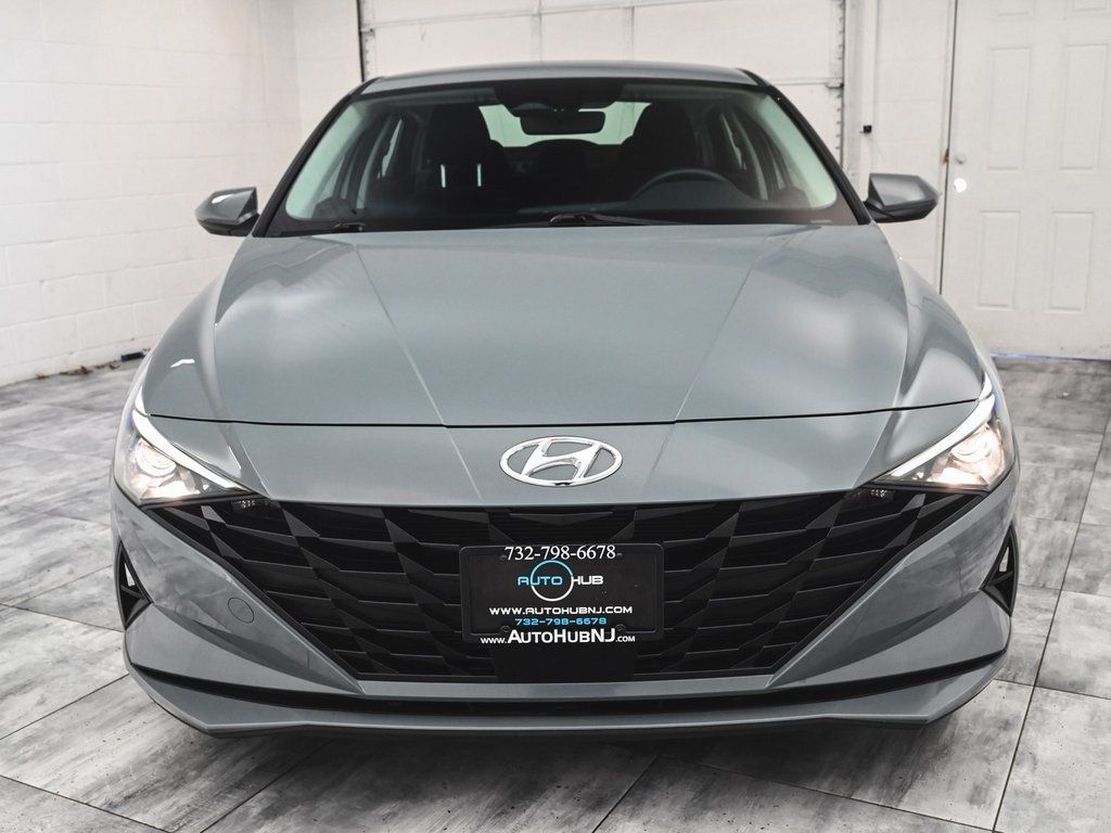 2023 Hyundai Elantra SEL photo 2