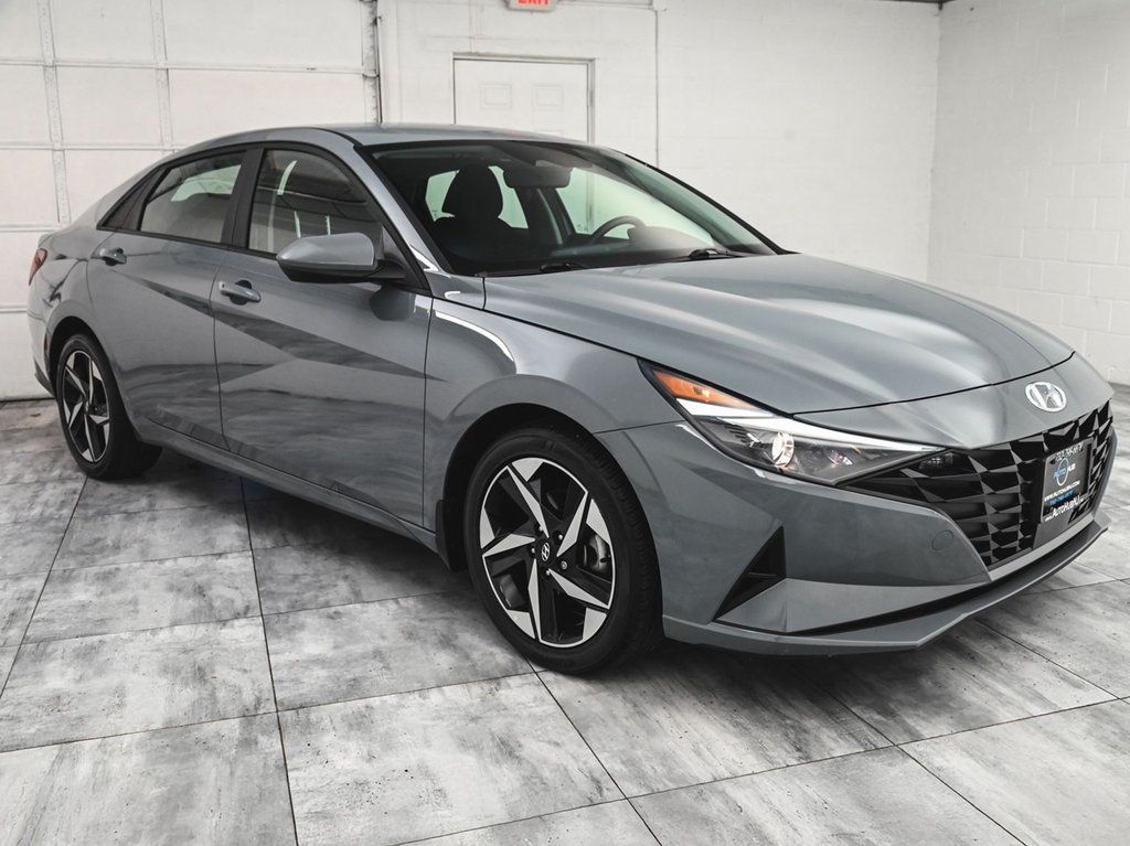 2023 Hyundai Elantra SEL photo 3