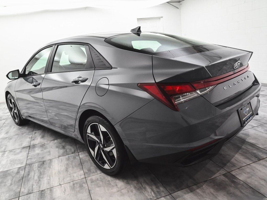 2023 Hyundai Elantra SEL photo 4