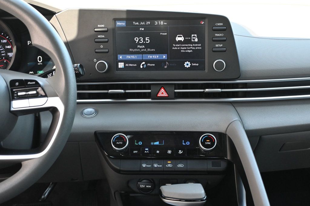 2023 Hyundai Elantra SEL photo 7