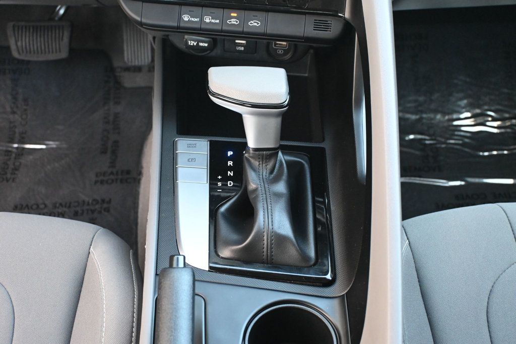2023 Hyundai Elantra SEL photo 9