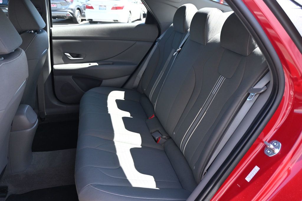 2023 Hyundai Elantra SEL photo 11