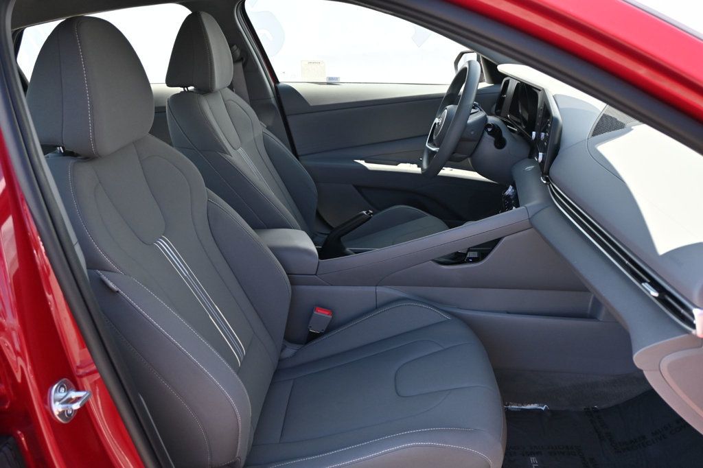 2023 Hyundai Elantra SEL photo 12