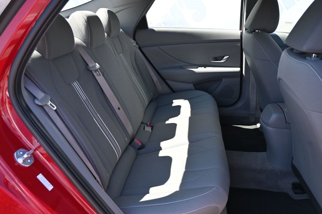 2023 Hyundai Elantra SEL photo 13