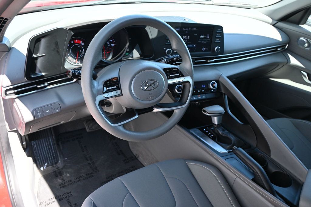 2023 Hyundai Elantra SEL photo 4