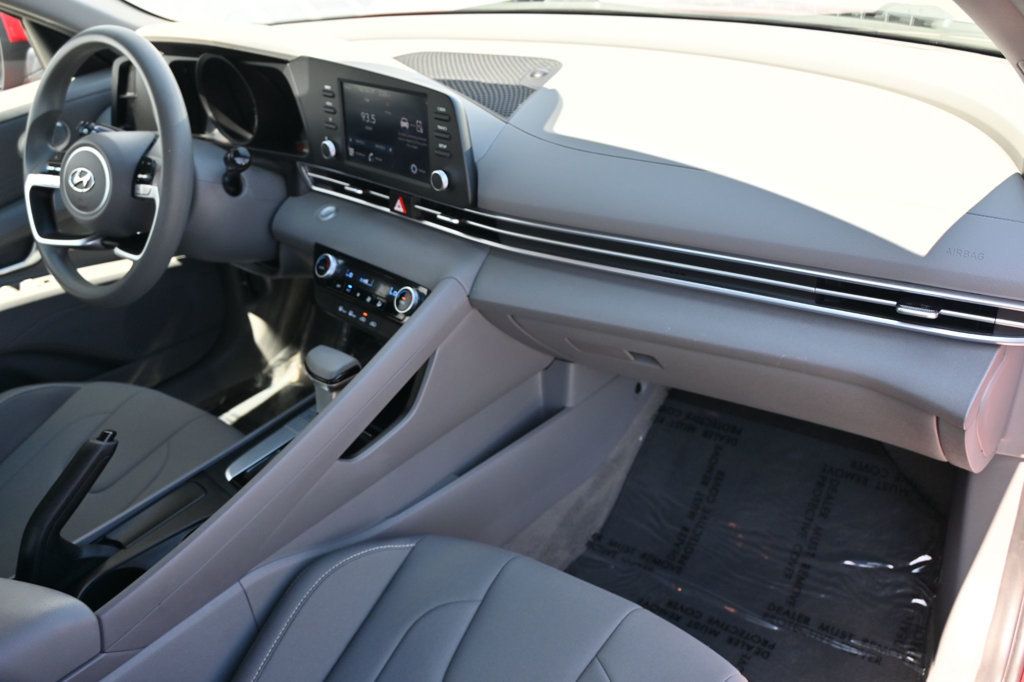 2023 Hyundai Elantra SEL photo 5
