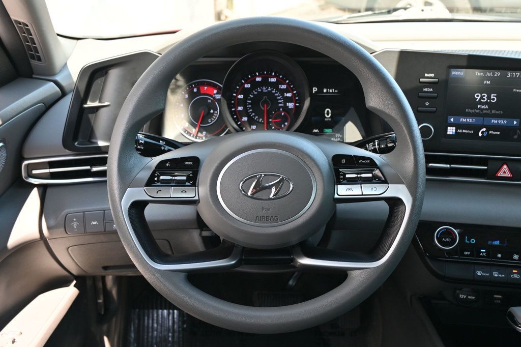 2023 Hyundai Elantra SEL photo 6