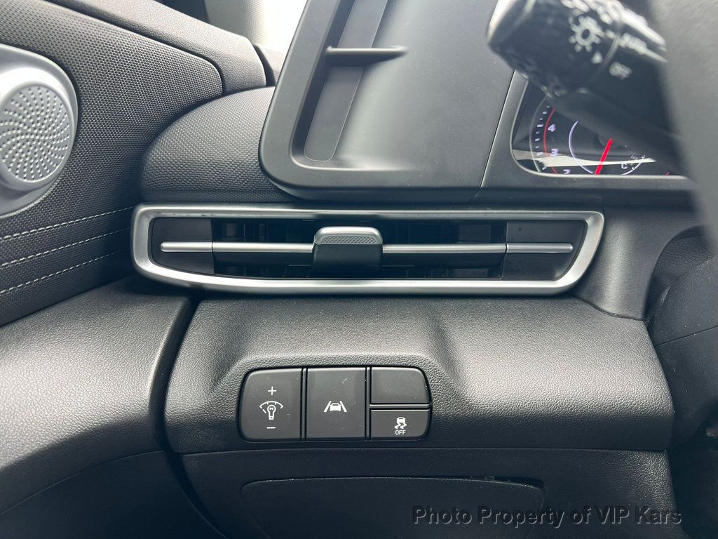 2023 Hyundai Elantra SEL photo 8