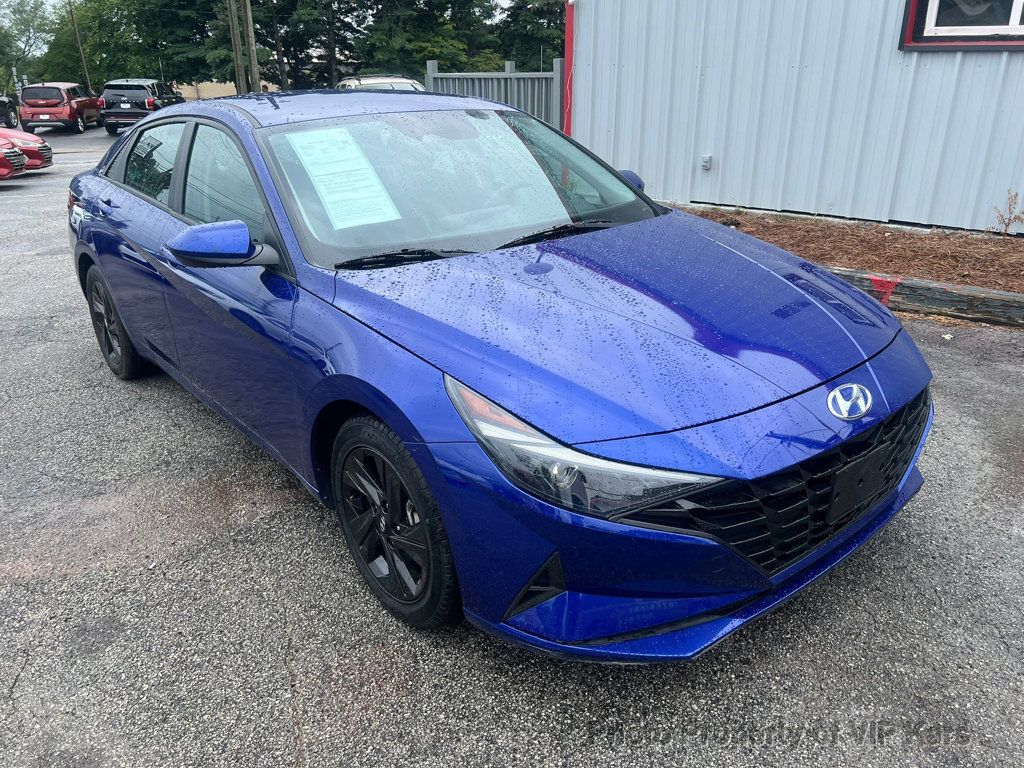 2023 Hyundai Elantra SEL photo 2