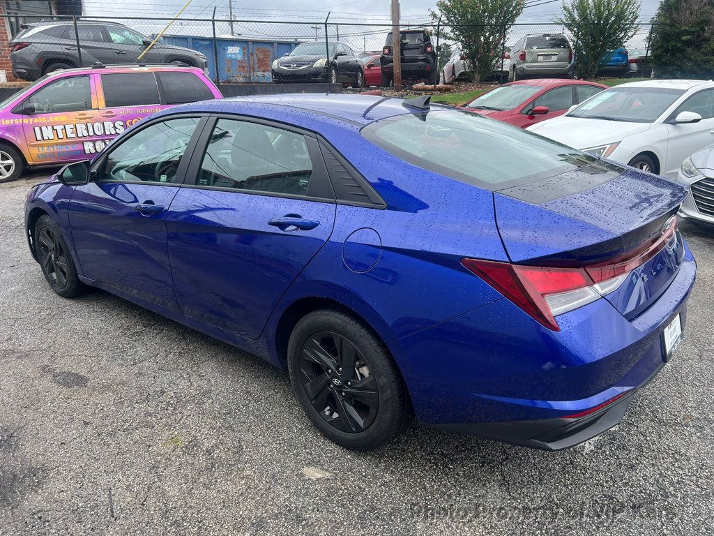 2023 Hyundai Elantra SEL photo 5