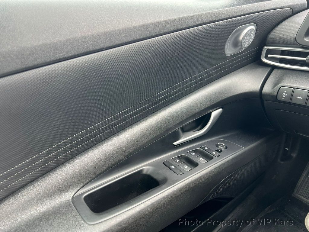 2023 Hyundai Elantra SEL photo 7