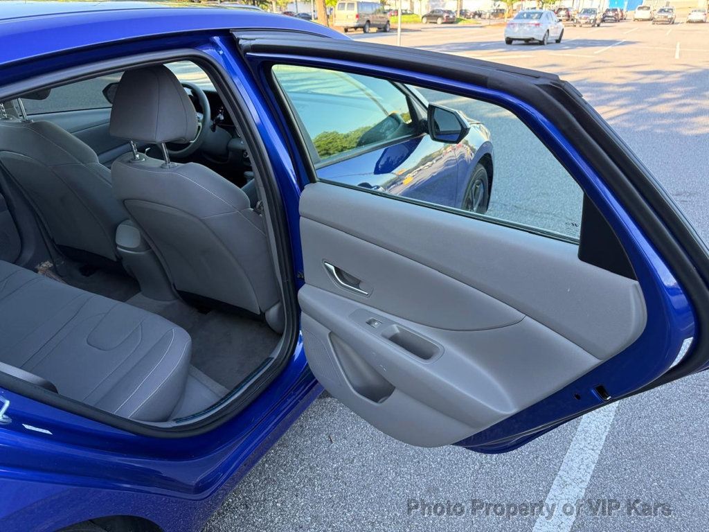 2023 Hyundai Elantra SEL IVT - 23035605 - 10