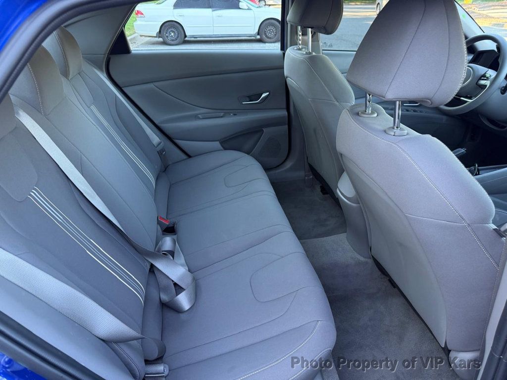 2023 Hyundai Elantra SEL IVT - 23035605 - 11