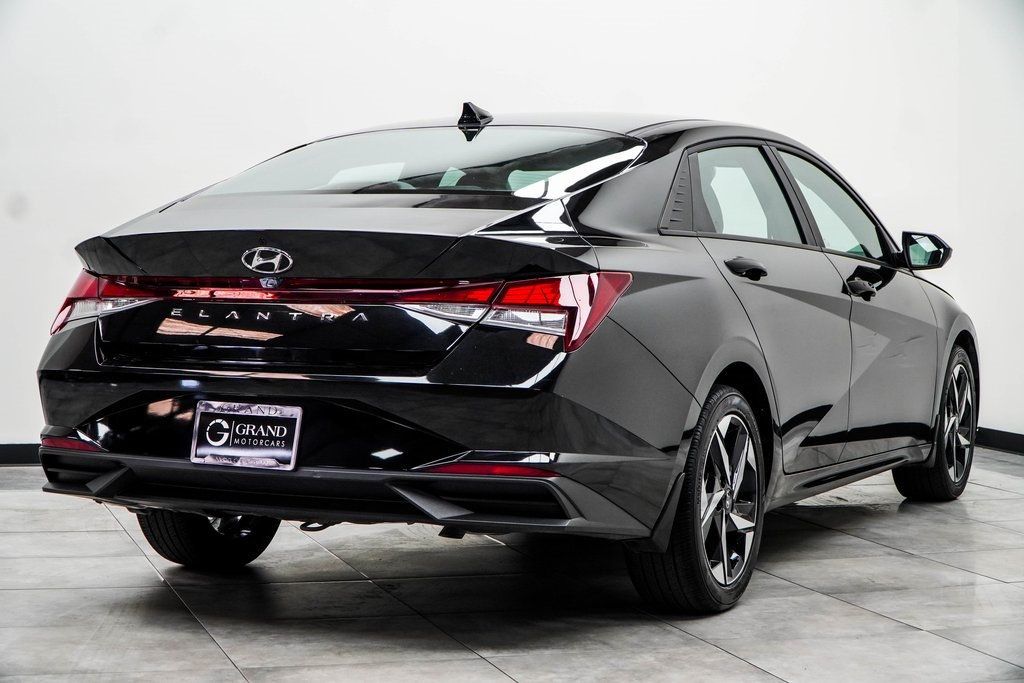 2023 Hyundai Elantra SEL photo 12