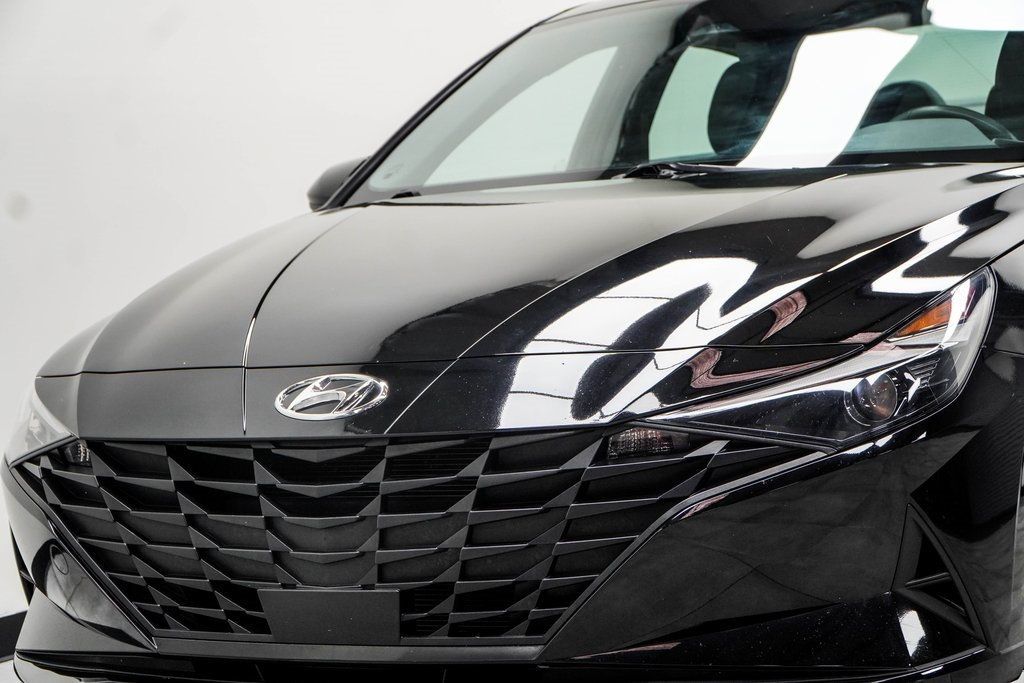 2023 Hyundai Elantra SEL photo 2