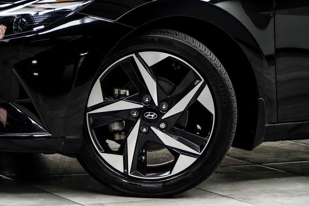 2023 Hyundai Elantra SEL photo 3