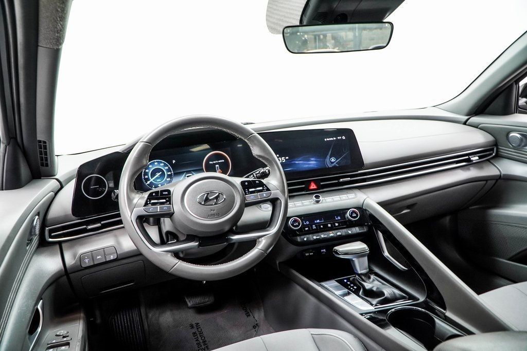 2023 Hyundai Elantra SEL photo 5