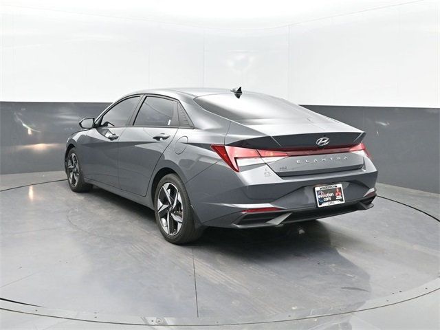 2023 Hyundai Elantra SEL photo 3