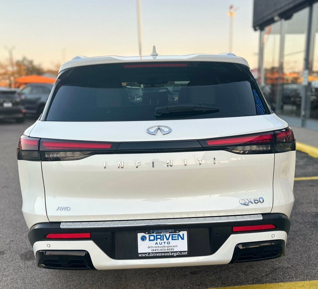 2023 Infiniti QX60 Luxe AWD photo 3